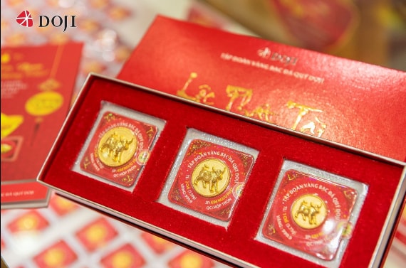 Sản phẩm đồng vàng Kim Ngưu Chiêu Tài với hình ảnh chú Trâu vàng được cách điệu, tràn đầy nhuệ khí, mang cho gia chủ một năm mới tài vận tốt tươi, sự nghiệp vững bền và tài lộc vượng phát