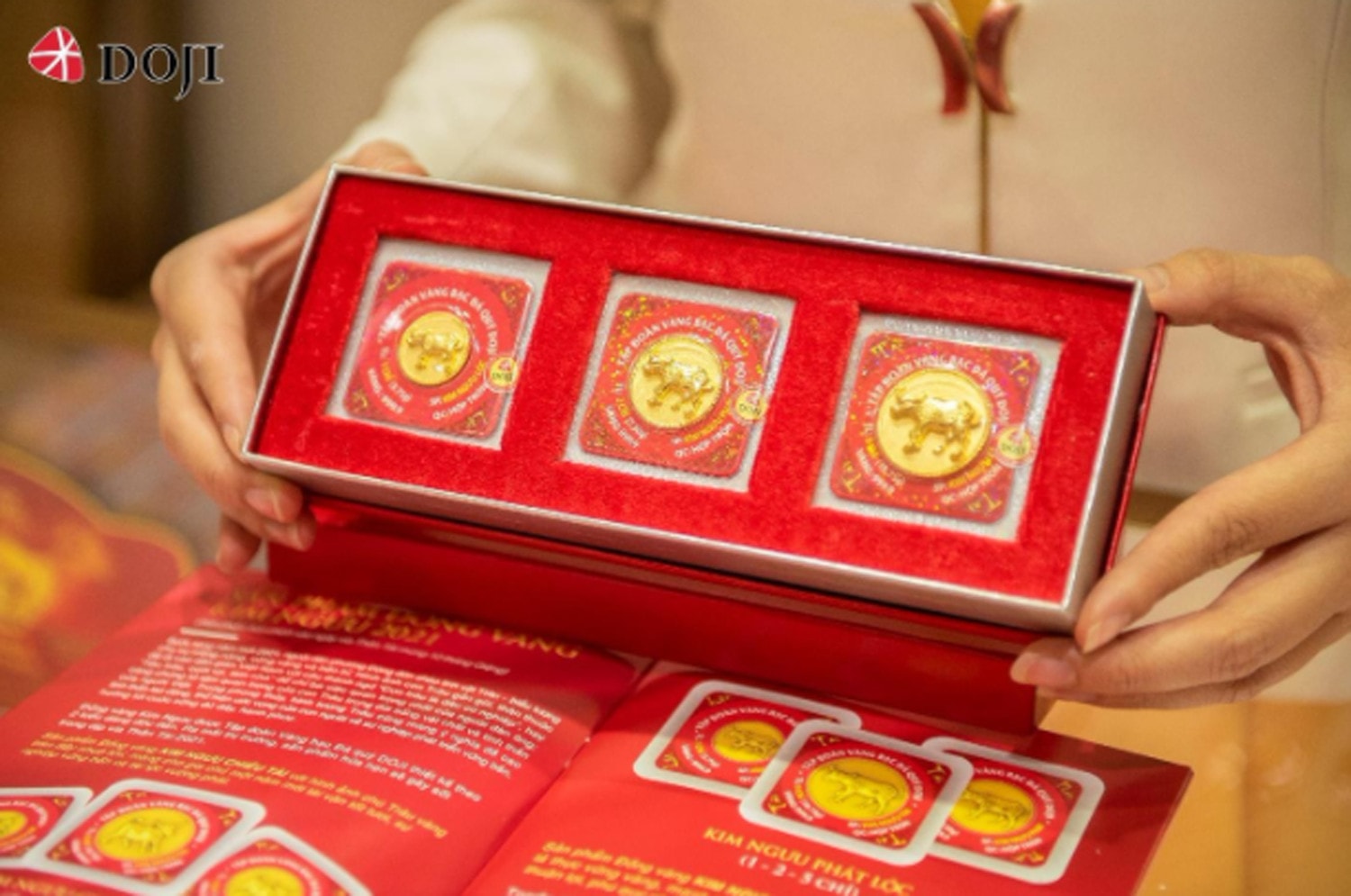 Đồng vàng ép vỉ 999.9 Kim Ngưu Chiêu Tài, Kim Ngưu Chiêu Lộc có trọng lượng 1-2-5 chỉ, đáp ứng nhu cầu của mọi khách hàng, gây sốt thị trường vàng ngày Thần Tài năm nay