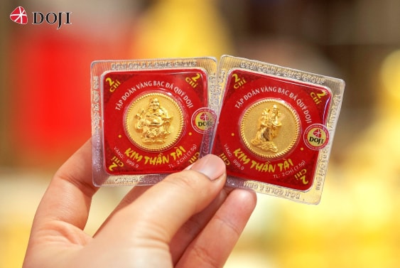 Một lựa chọn khác cho khách hàng đối với dòng sản phẩm vàng ép vỉ 999.9 là đồng vàng Thần Tài Thịnh Vượng, Thần Tài Đại Phất. Ông Thần Tài có nụ cười hiền từ, nhân hậu hiện diện cho sự phú quý, bình an giúp cho gia đình êm ấm, kinh doanh phát tài phát lộc