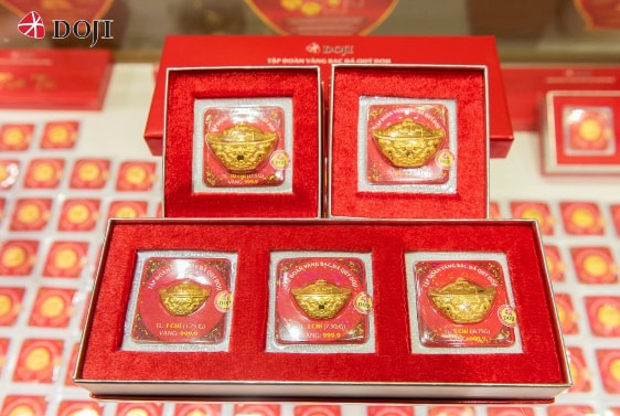 Âu Vàng Phúc Long 999.9 với hình ảnh “Song Long chầu Nhật” được chế tác tinh xảo, giá trị thẩm mỹ cao, hàm lượng vàng chuẩn tuyệt đối. Đây là vật phẩm đắc lực giúp gia chủ khẳng định uy thế, đón cát khí, chiêu tài lộc, hưởng may mắn tài vận cuồn cuộn không ngừng