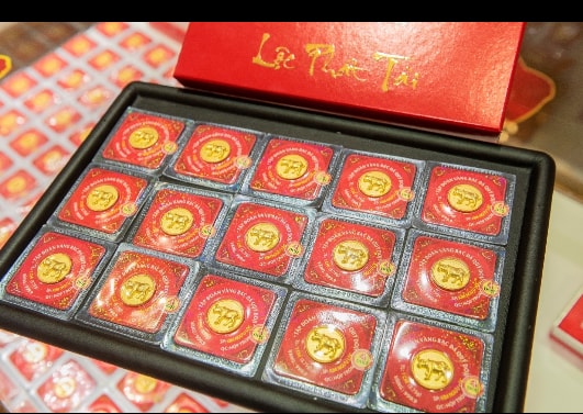 Hàng trăm ngàn sản phẩm vàng phục vụ Ngày Thần Tài đã được Tập đoàn DOJI chính thức bày bán tại hệ thống gần 200 cửa hàng của DOJI và Thế Giới Kim cương và hơn 400 đại lý trên toàn quốc