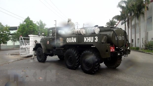 Lực lượng chức năng Quân khu 3 phun khử khuẩn các địa điểm có nguy cơ về Covid-19 tại huyện Cẩm Giàng, Hải Dương