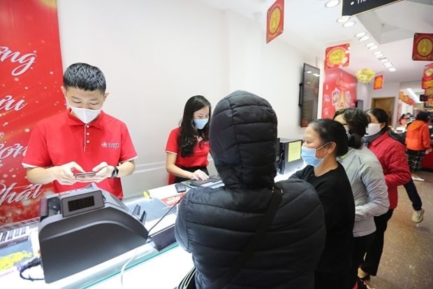 Khách hàng mua vàng tại Doji