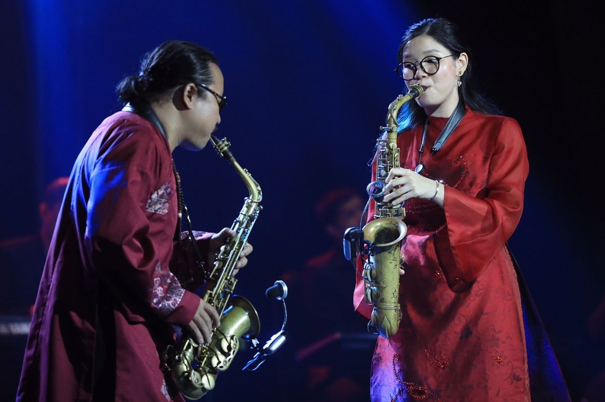 Nghệ sĩ Trần Mạnh Tuấn và con gái An Trần trình diễn một tiết mục nhạc jazz kết hợp với dân ca Việt Nam