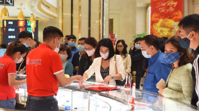 Khách hàng trải nghiệm mua sắm tại DOJI Tower