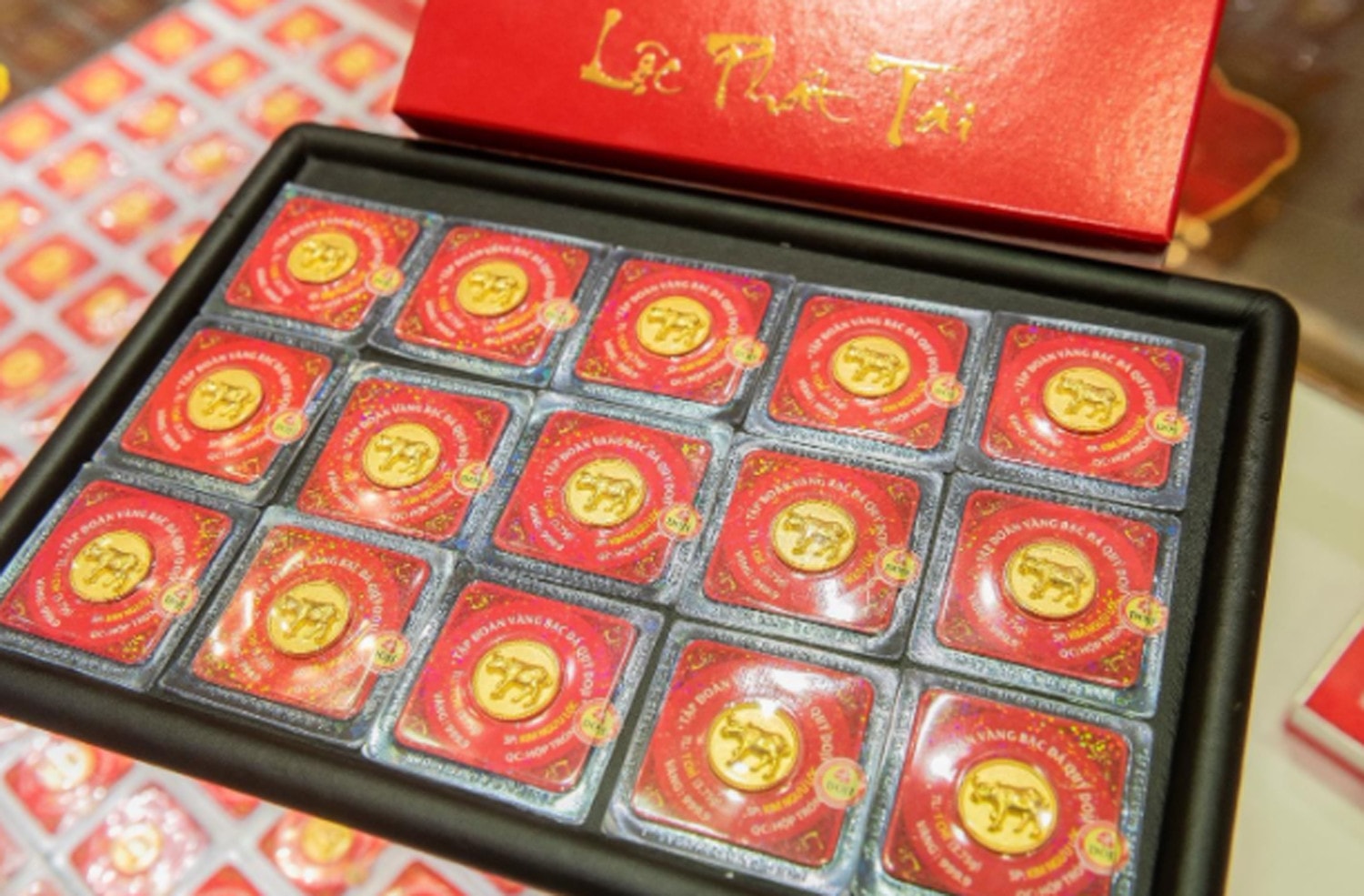 Sản phẩm bán chạy nhất trong “Lễ hội Vàng” tại DOJI năm nay chính là sản phẩm Vàng ép vỉ Kim Ngưu – biểu tượng của năm, như: Kim Ngưu Chiêu Tài, Kim Ngưu Phát Lộc