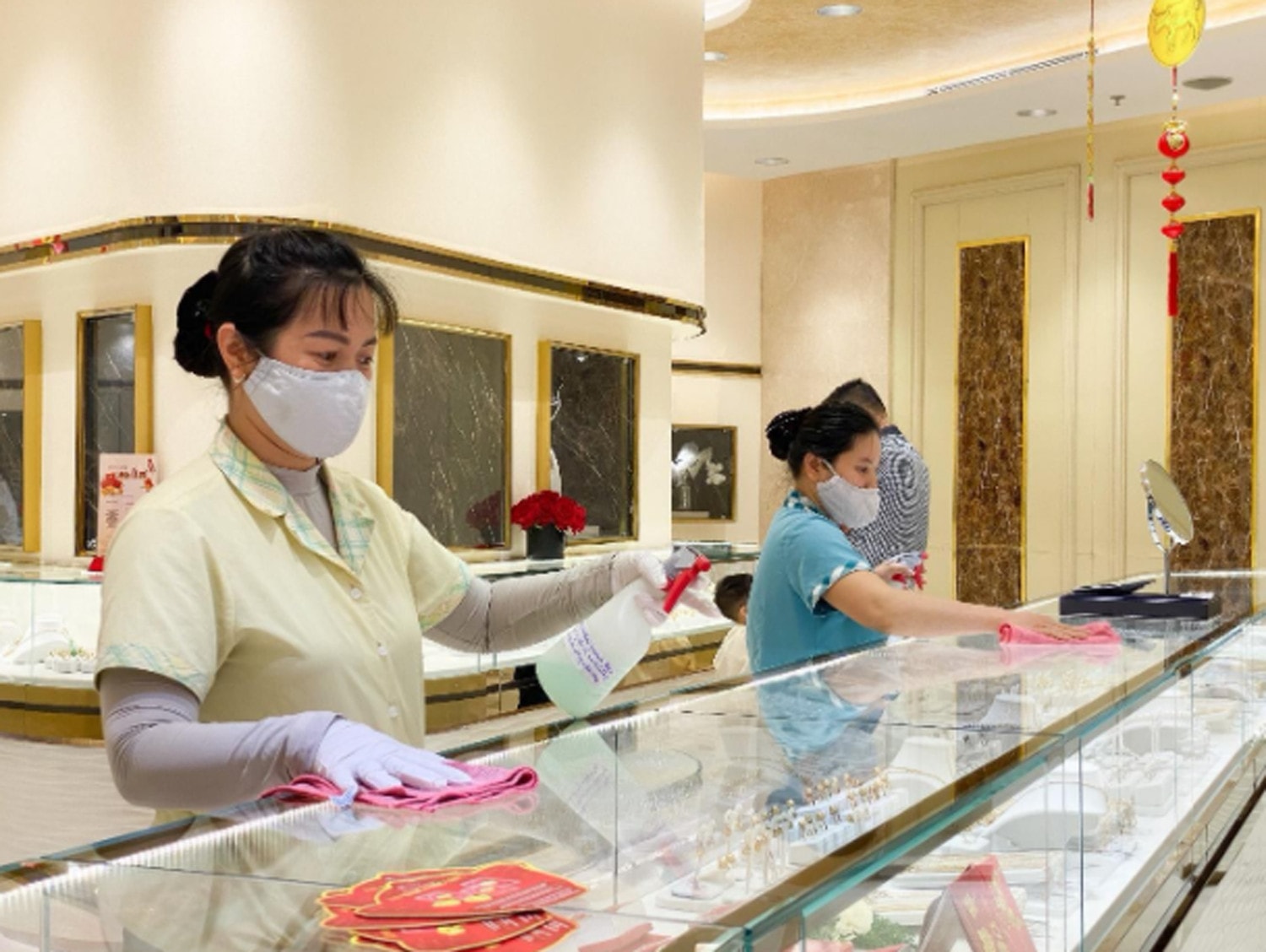Quầy trưng bày và tủ kính, những bề mặt khách hàng có thể tiếp xúc luôn được vệ sinh sát khuẩn liện tục