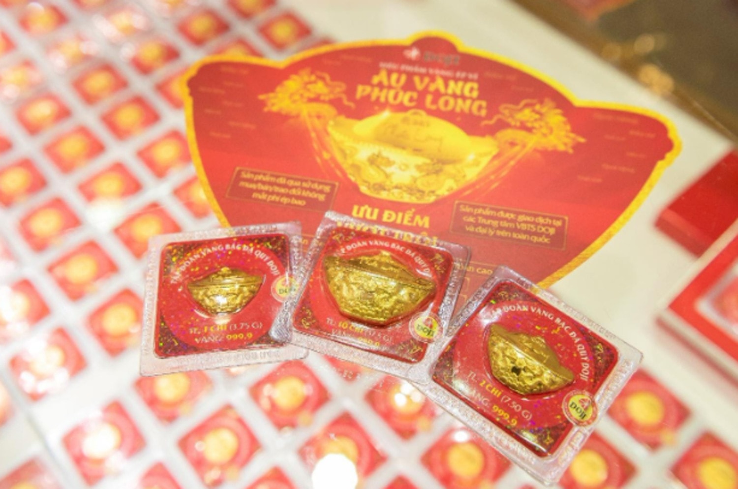 Bên cạnh đó, vàng ép vỉ Âu Vàng Phúc Long, Nhẫn Lôc – Phát – Tài… là những sản phẩm của DOJI cũng được lòng nhiều khách hàng mua để cầu may