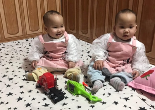 Cặp sinh đôi Nguyễn Tuệ Anh, Nguyễn Tú Anh, một trong những em bé đầu tiên được cứu sống bằng kỹ thuật can thiệp bào thai đã 13 tháng tuổi, đón cái Tết đầu tiên