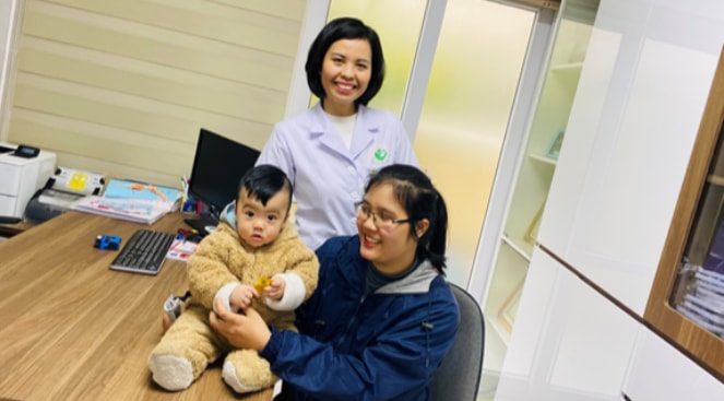 BS Sim và mẹ con chị Nguyễn Thị Thanh (Bắc Ninh) can thiệp bào thai 2 lần do tiền sản giật