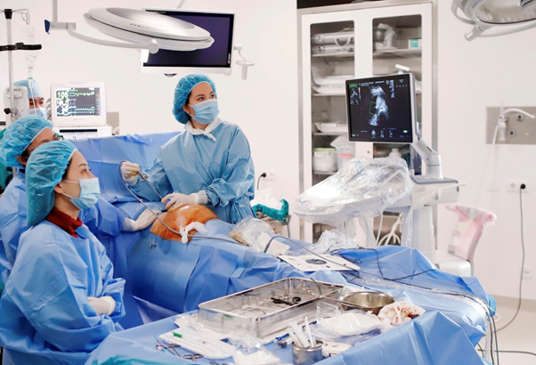Một ca phẫu thuật can thiệp bào thai của BS Nguyễn Thị Sim cùng e kíp tại BV Phụ sản Hà Nội