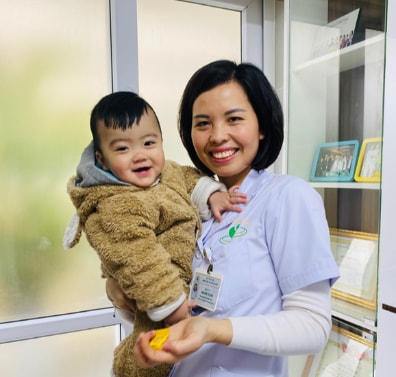 Bs Sim bế cùng cháu bé Lê Đắc Gia Hưng, con chị Nguyễn Thị Thanh (Bắc Ninh)