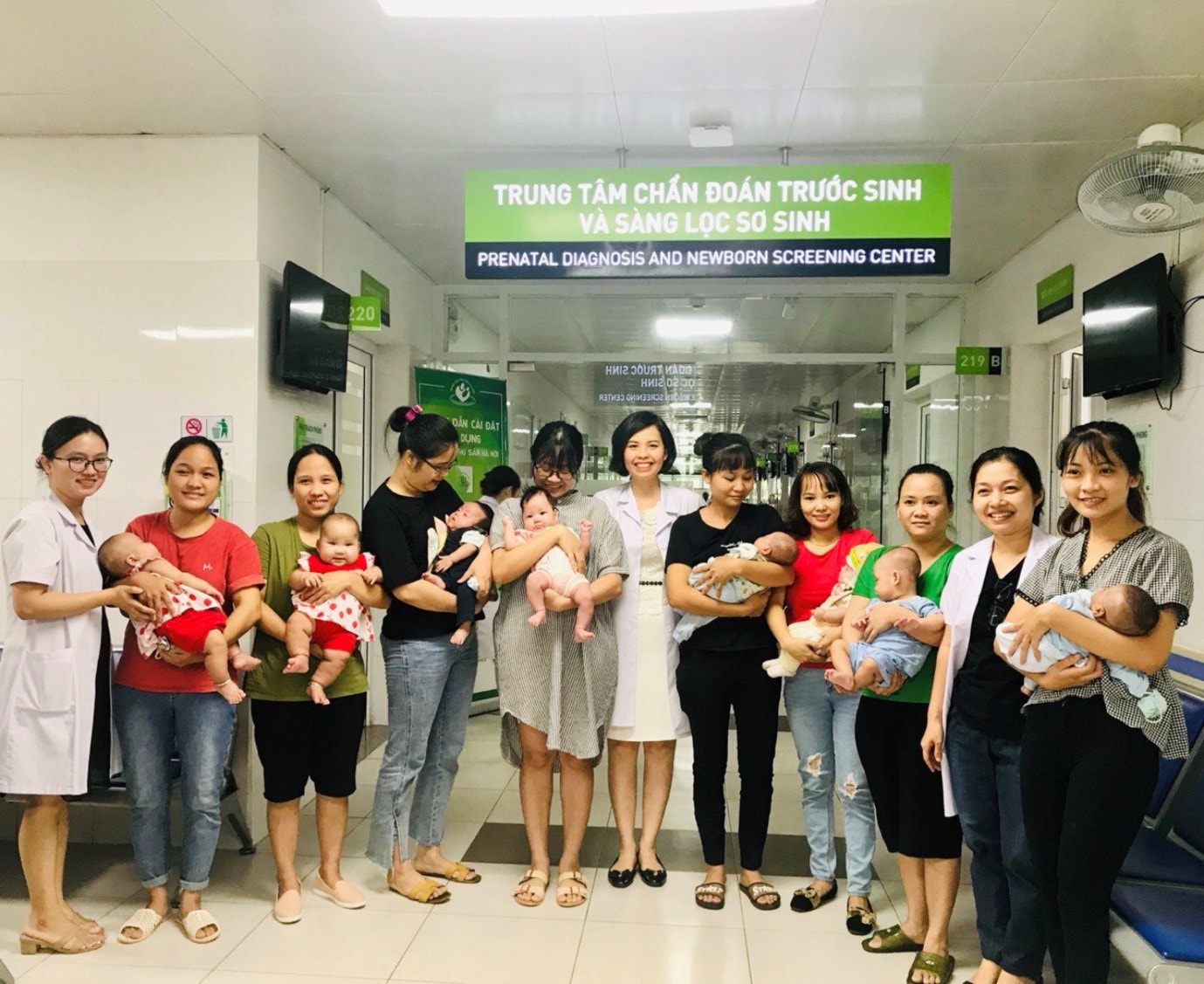 Hơn 20 bé được điều trị bằng phương pháp can thiệp bào thai được kiểm tra sức khỏe tổng quát tại BV Phụ sản Hà Nội
