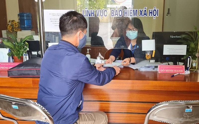 Người dân đến làm thủ tục BHXH, BHYT tại Trung tâm phục vụ hành chính công tỉnh Hải Dương