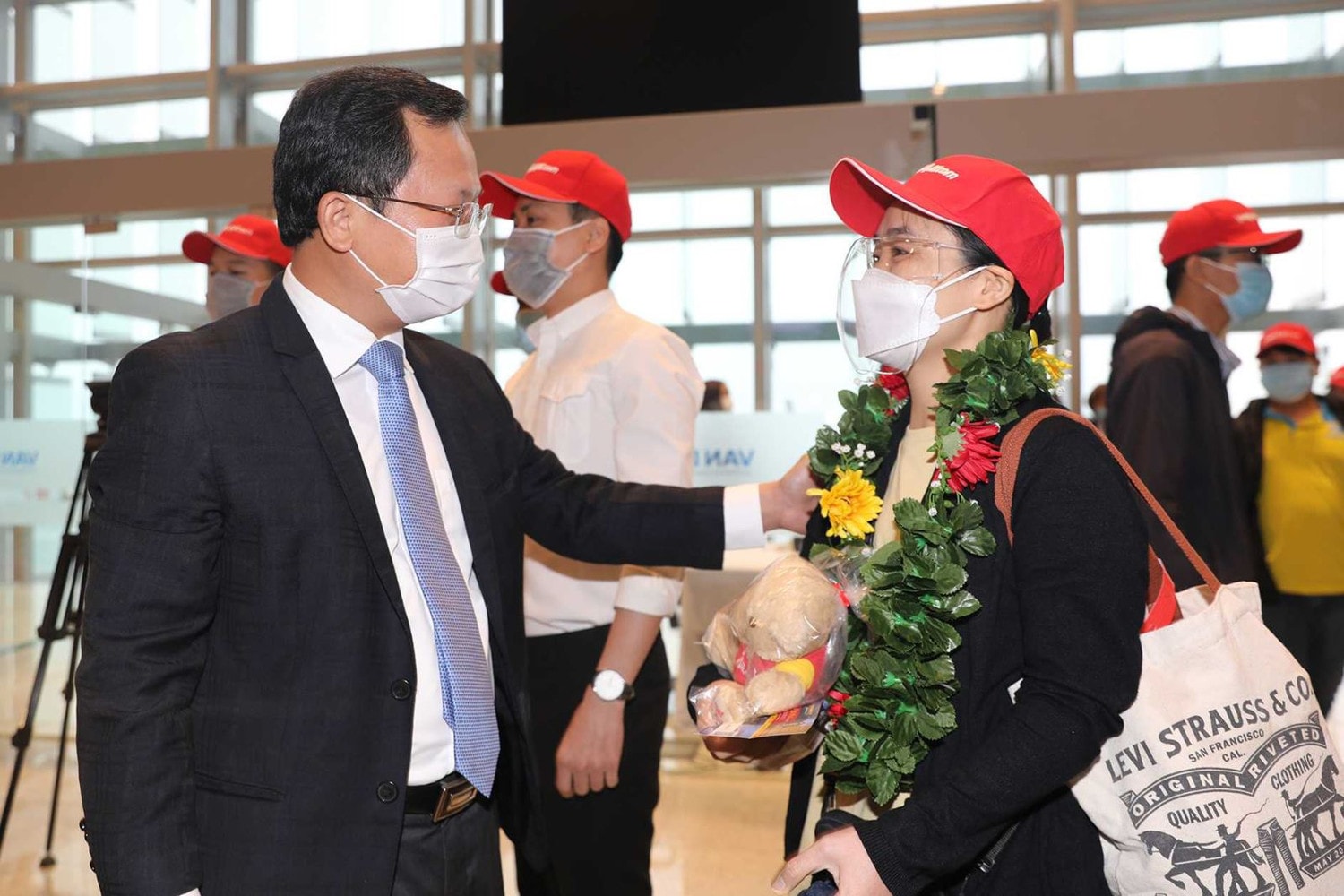Sân bay Vân Đồn đón những chuyến bay đầu tiên sau hơn 1 tháng đóng cửa phòng dịch ảnh 1