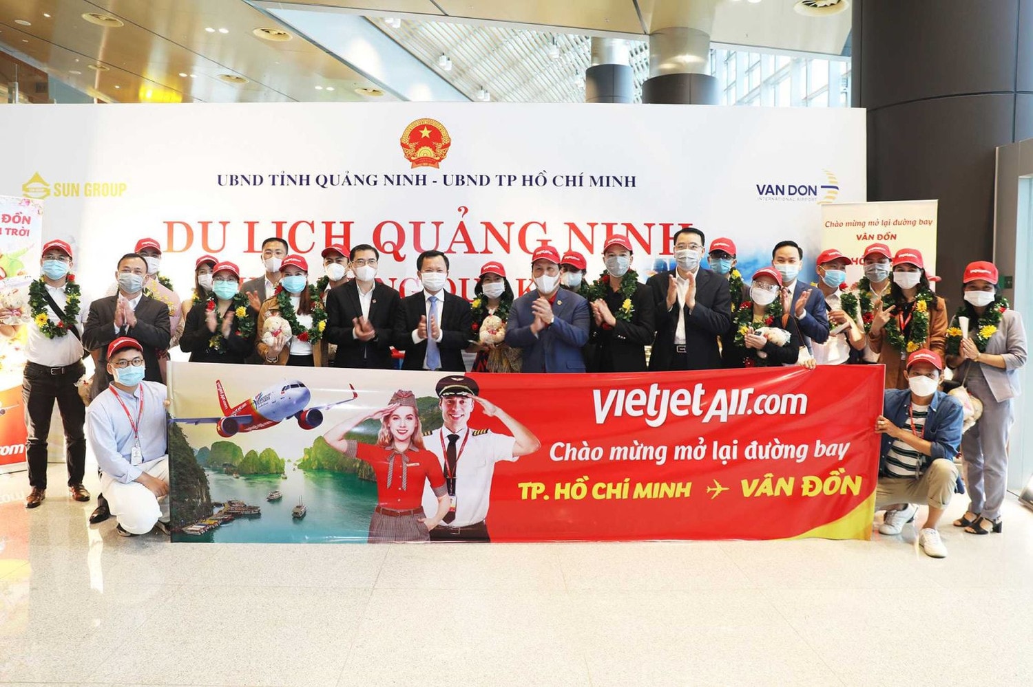 ​Phó Chủ tịch Thường trực UBND tỉnh Quảng Ninh Cao Tường Huy đến chúc mừng sự kiện mở lại Cảng hàng không quốc tế Vân Đồn.