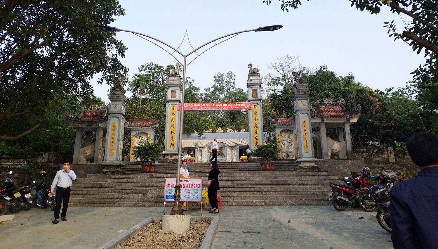 Người dân Đậu Liêu về dự Lễ hội báo ân tuân thủ quy trình khử khuẩn Ảnh: Bình Nguyên