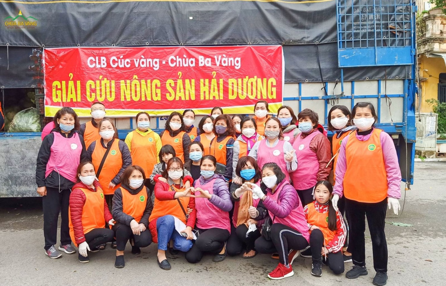 Các phật tử CLB Cúc Vàng đạo tràng Minh Long Long Biên giúp nông dân Hải Dương tiêu thụ nông sản