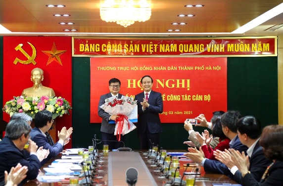 Chủ tịch HĐND thành phố Hà Nội Nguyễn Ngọc Tuấn trao quyết định cho đồng chí Trương Việt Dũng.