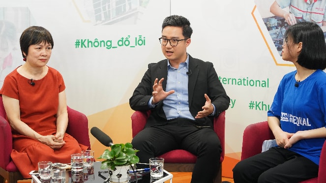 Bà Khuất Thu Hồng, Viện trưởng Viện Nghiên cứu Phát triển xã hội (ISDS) (ngoài cùng bên trái) trao đổi tại Tọa đàm