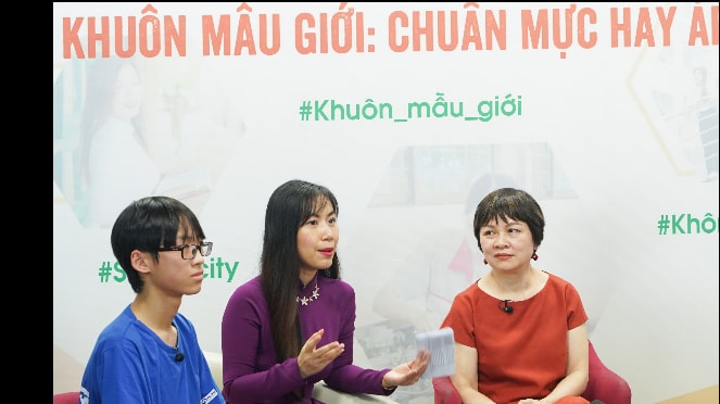 Bà Nguyễn Phương Linh, Viện trưởng Viện Nghiên cứu Quản lý Phát triển bền vững (ở giữa) trao đổi tại Tọa đàm