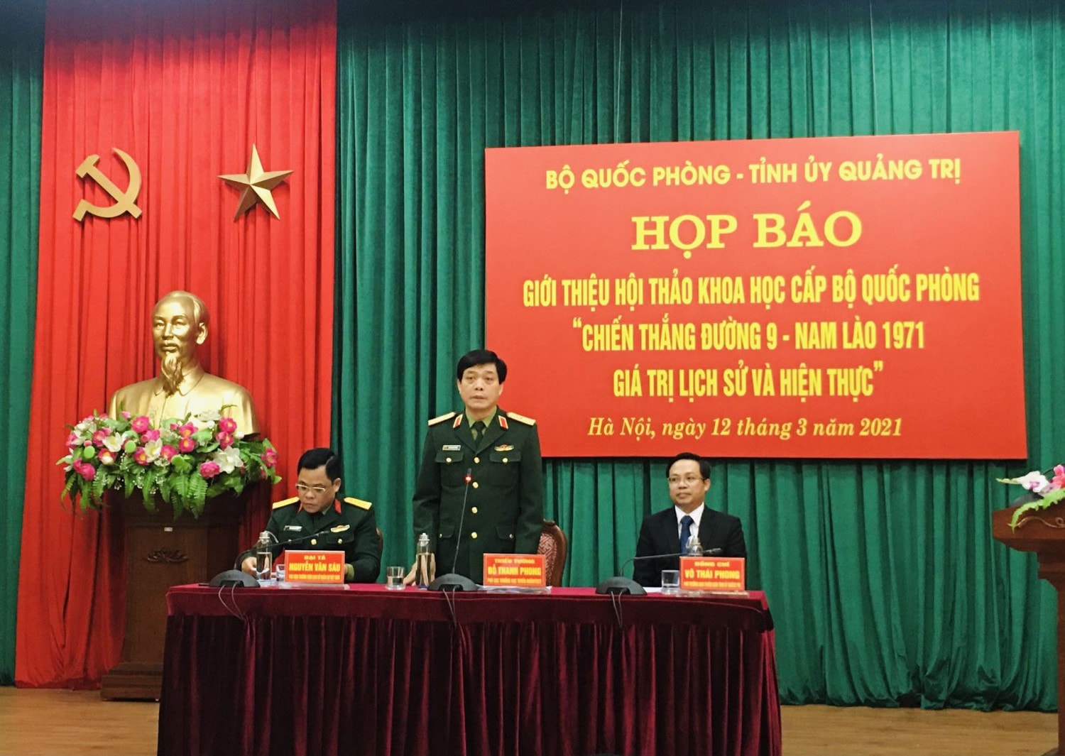 Thiếu tướng Đỗ Thanh Phong, Phó Cục trưởng Cục Tuyên huấn, Tổng Cục Chính trị Quân đội nhân dân Việt Nam phát biểu tại cuộc họp báo Ảnh: NT