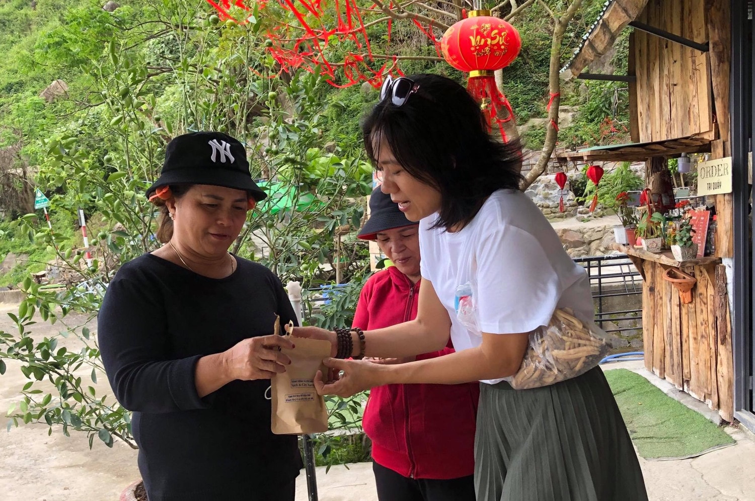 Chị Thu Hà tặng hạt giống cho người dân trên đèo Hải Vân