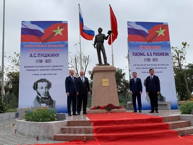 Đại biểu hai nước Việt Nam - Liên bang Nga tại lễ khánh thành tượng đài Pushkin Ảnh: Vietnam+
