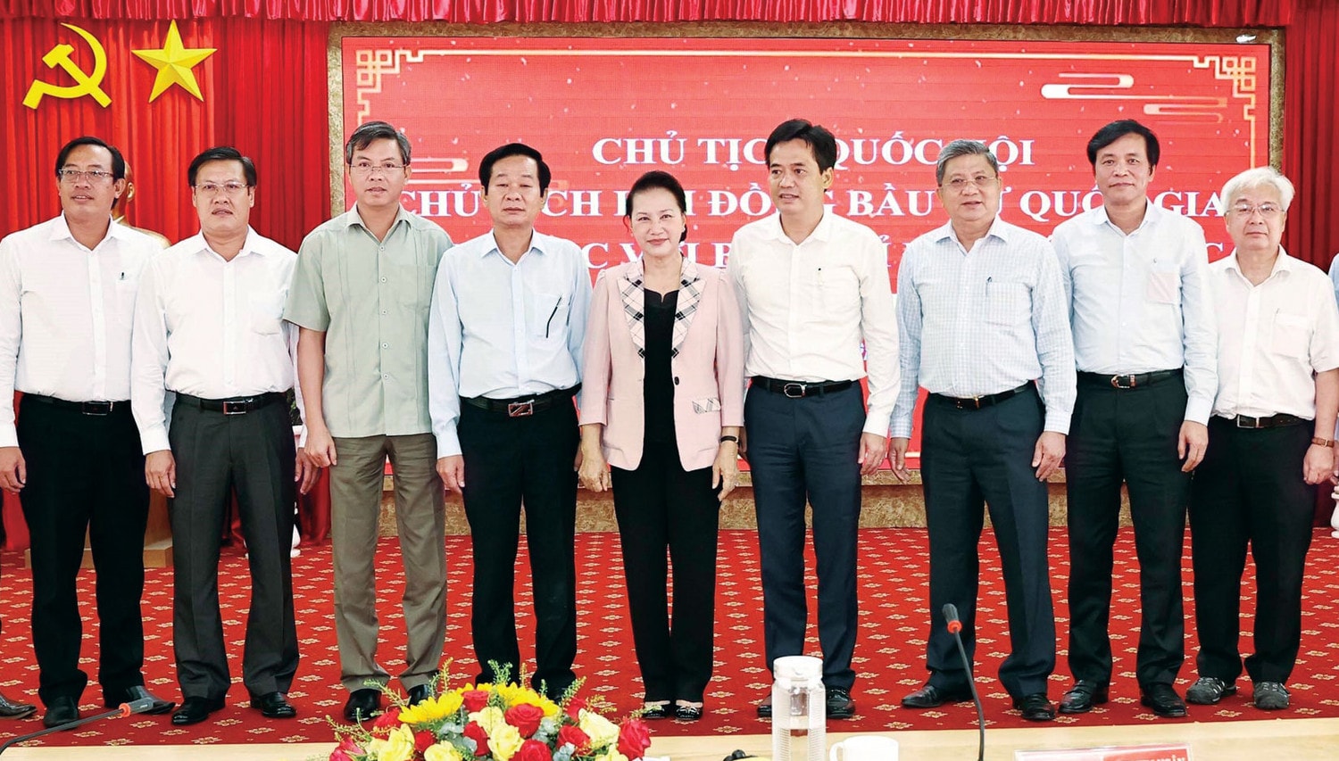 Chủ tịch Quốc hội Nguyễn Thị Kim Ngân với Ban Chỉ đạo công tác bầu cử thành phố Hà Tiên Ảnh: Trọng Đức