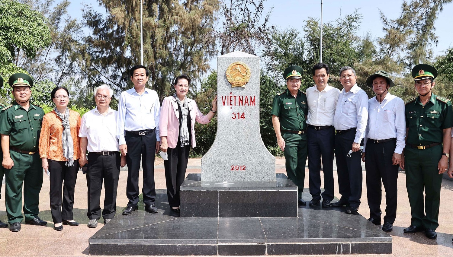 Chủ tịch Quốc hội Nguyễn Thị Kim Ngân và Đoàn công tác thăm cột mốc 314 của Việt Nam trên tuyến biên giới Hà Tiên Ảnh: Trọng Đức