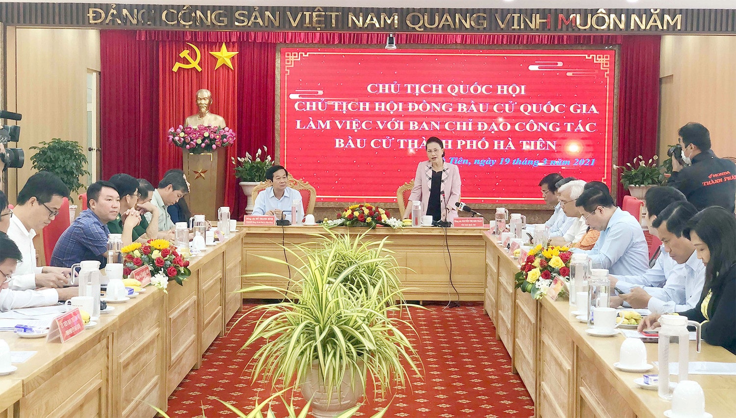 Chủ tịch Quốc hội Nguyễn Thị Kim Ngân làm việc với Ban chỉ đạo công tác bầu cử Thành phố Hà Tiên, tỉnh Kiên Giang ảnh 1