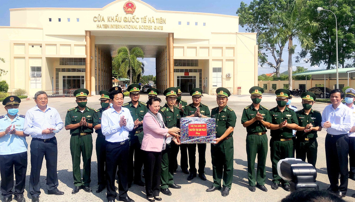 Chủ tịch Quốc hội Nguyễn Thị Kim Ngân thăm, tặng quà Đồn biên phòng Cửa khẩu quốc tế Hà Tiên