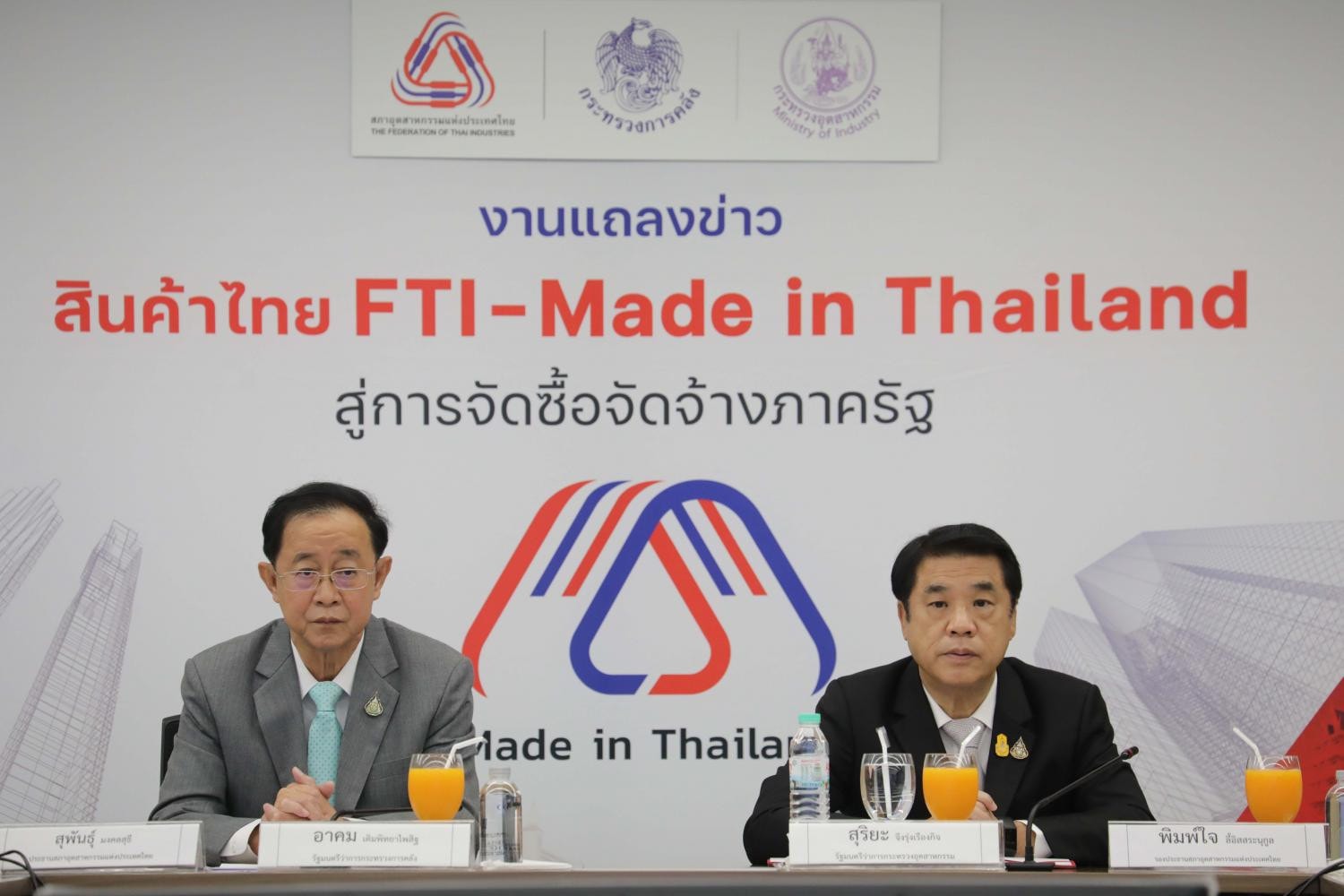 Bộ trưởng Tài chính Thái Lan Arkhom (trái) và Bộ trưởng Công nghiệp Suriya tham dự họp báo để thúc đẩy chiến dịch Made in Thailand