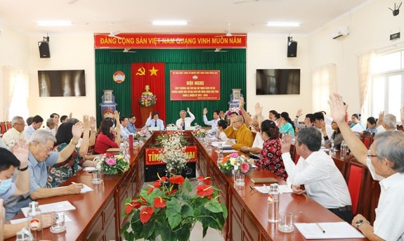 Các đại biểu biểu quyết thông qua danh sách sơ bộ những người ứng cử đại biểu Quốc hội Khóa XV và đại biểu HĐND tỉnh Đồng Nai nhiệm kỳ 2021 - 2026 Ảnh: Huy Anh