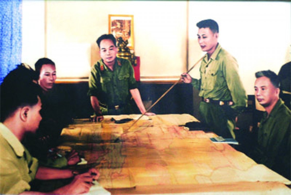  Tư lệnh Bộ đội Trường Sơn Đồng Sĩ Nguyên báo cáo Đại tướng Võ Nguyên Giáp kế hoạch chuẩn bị chiến dịch Đường 9 - Nam Lào_Nguồn: VOV.vn