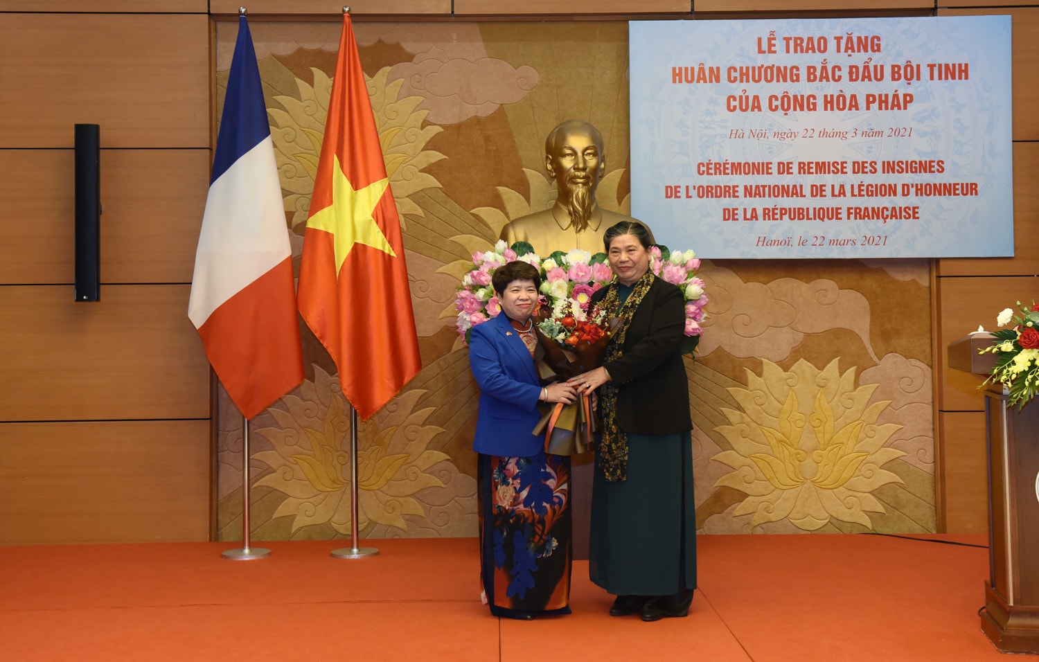 Phó Chủ tịch Thường trực Quốc hội Tòng Thị Phóng tặng hoa chúc mừng Chủ nhiệm Ủy ban Về các vấn đề xã hội Nguyễn Thúy Anh Phó Chủ tịch Thường trực Quốc hội Tòng Thị Phóng tặng hoa chúc mừng