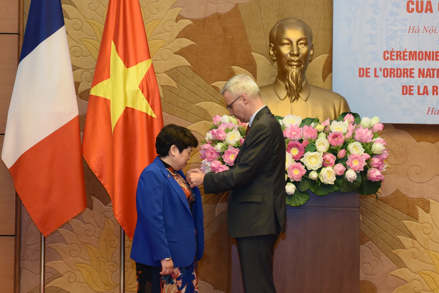 Đại sứ Cộng hòa Pháp tại Việt Nam Nicolas Warnery đã trang trọng trao Huân chương Bắc đẩu bội tinh của Cộng hòa Pháp cho Chủ nhiệm Ủy ban Về các vấn đề xã hội, Chủ tịch Nhóm NSHN Việt Nam - Pháp, Chủ tịch Phân ban Việt Nam trong Liên minh Nghị viện Pháp ngữ Nguyễn Thúy Anh Đại sứ Cộng hòa Pháp tại Việt Nam Nicolas Warnery đã trang trọng trao Huân chương Bắc đẩu bội tinh của Cộng hòa Pháp cho bà Nguyễn Thúy Anh