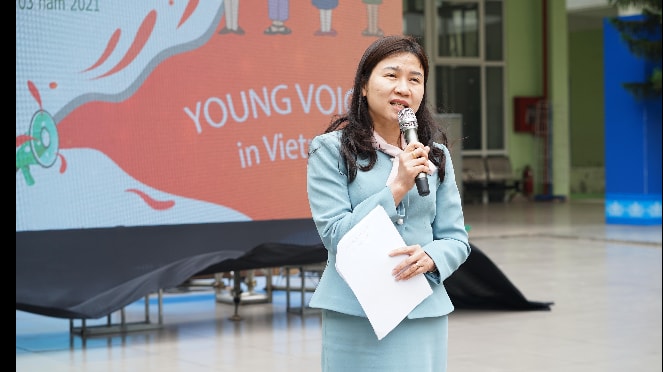 Bà Nguyễn Thị Nga, Phó Cục trưởng Cục Trẻ em chia sẻ tại hội nghị