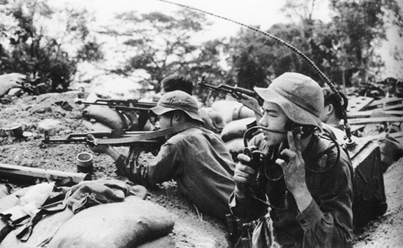 Bảo đảm thông tin liên lạc trong Chiến dịch Đường 9-Nam Lào - Ảnh: TTXVN