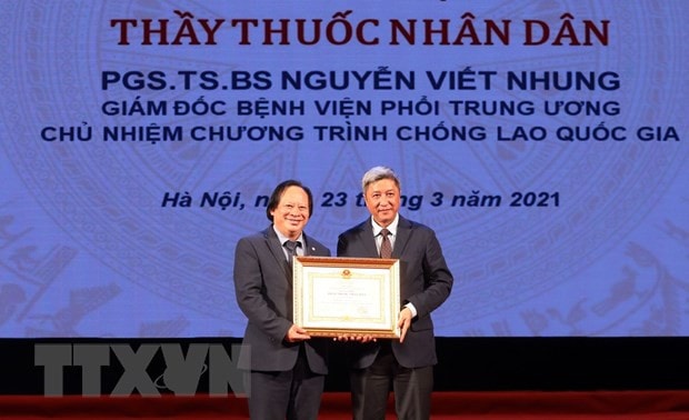 Thứ trưởng Bộ Y tế Nguyễn Trường Sơn trao danh hiệu Thầy thuốc Nhân dân cho PGS.TS Nguyễn Viết Nhung