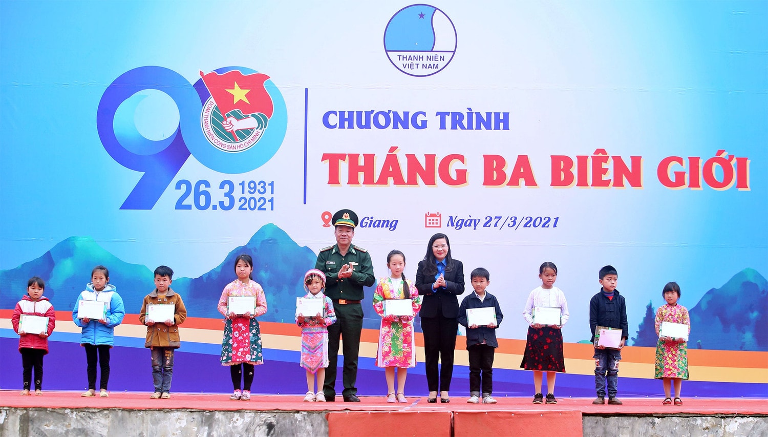 tặng 30 học bổng cho học sinh dân tộc có hoàn cảnh khó khăn vươn lên học giỏi