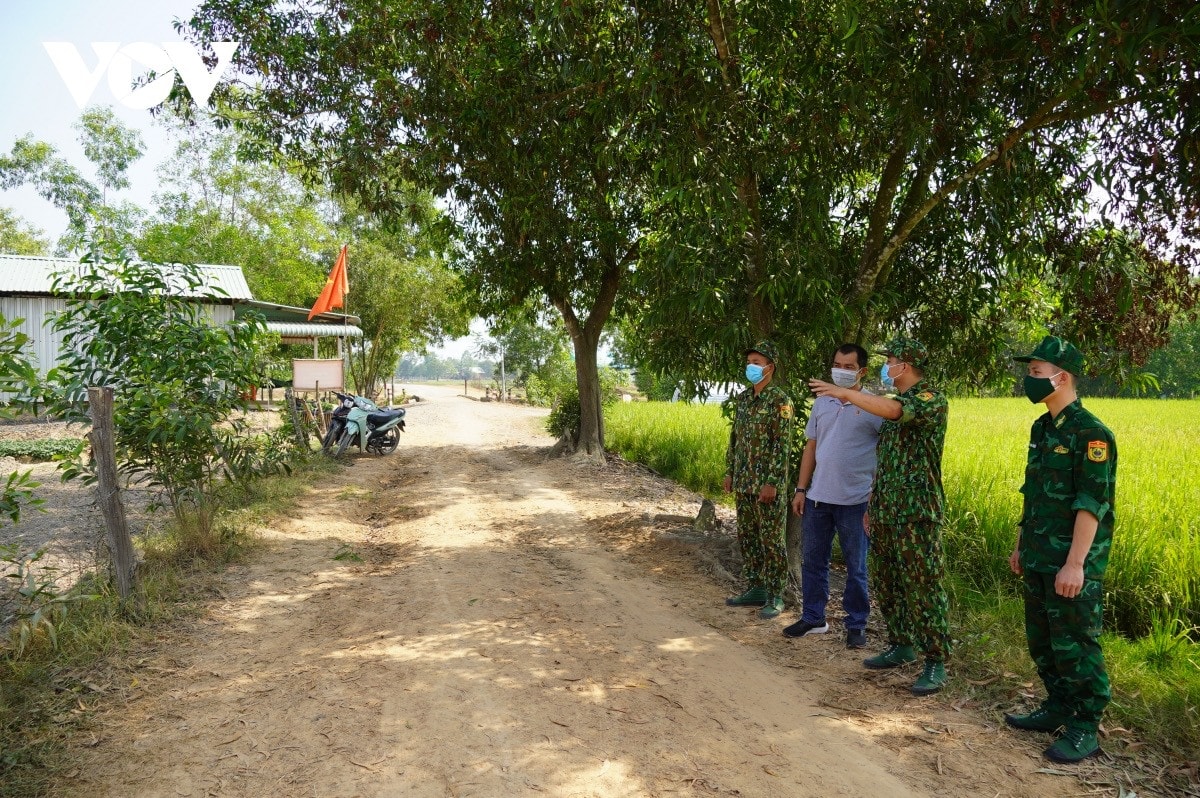 Lực lượng biên phòng chốt chặn ở các đường mòn lối tắt