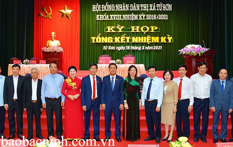 Các đồng chí lãnh đạo tỉnh với các đại biểu tại kỳ họp Nguồn: baobacninh.com.vn