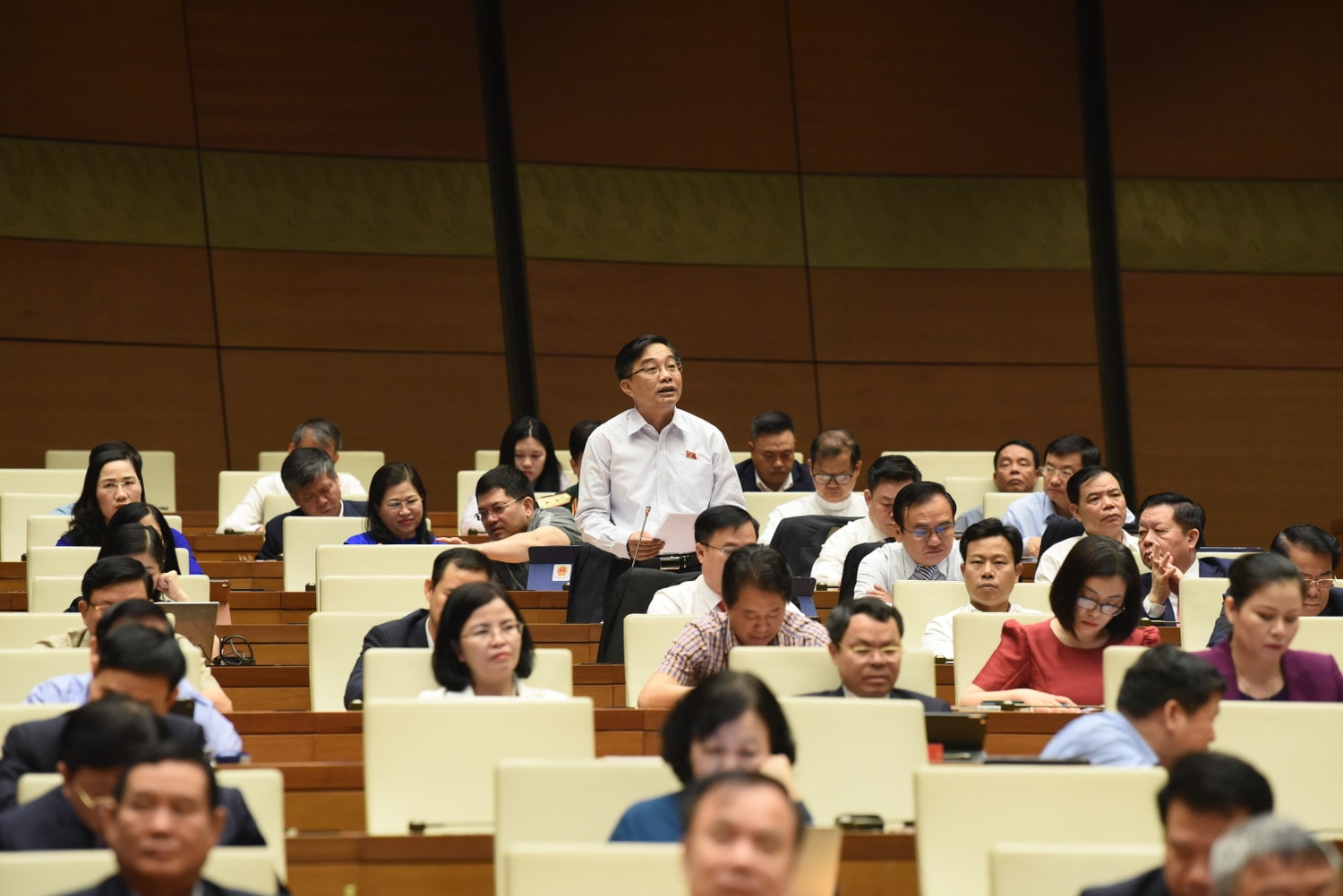 Đại biểu Quốc hội Nguyễn Minh Sơn (Tiền Giang) phát biểu tại hội trường Đại biểu Quốc hội Nguyễn Minh Sơn (Tiền Giang) phát biểu tại hội trường