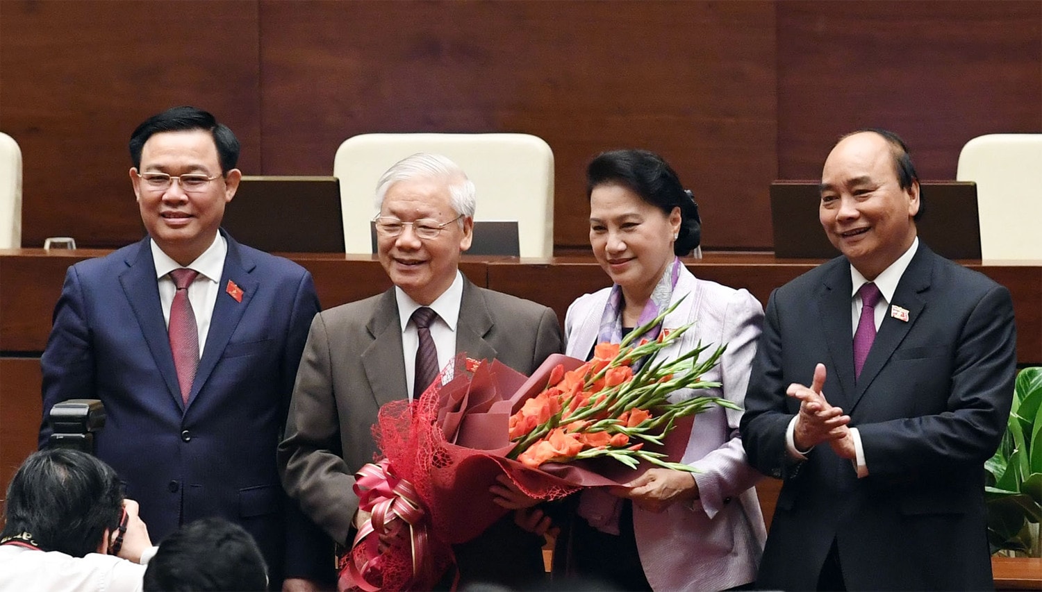 Chủ tịch Quốc hội Vương Đình Huệ và các đồng chí lãnh đạo Đảng, Nhà nước chúc mừng đồng chí Nguyễn Phú Trọng