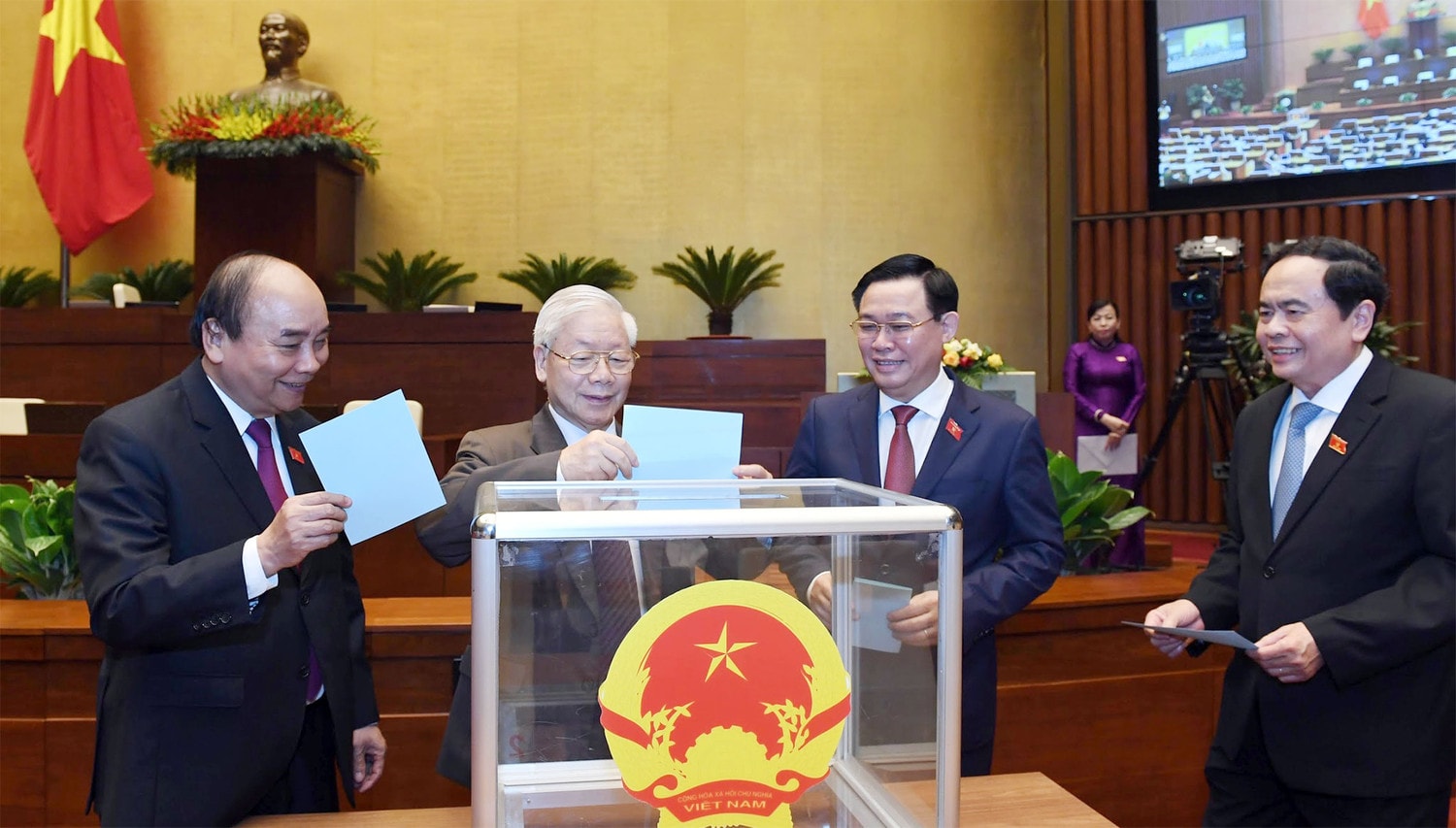 Tổng Bí thư, Chủ tịch Nước Nguyễn Phú Trọng và các đồng chí lãnh đạo Đảng và Nhà nước bỏ phiếu Ảnh: Trí Dũng