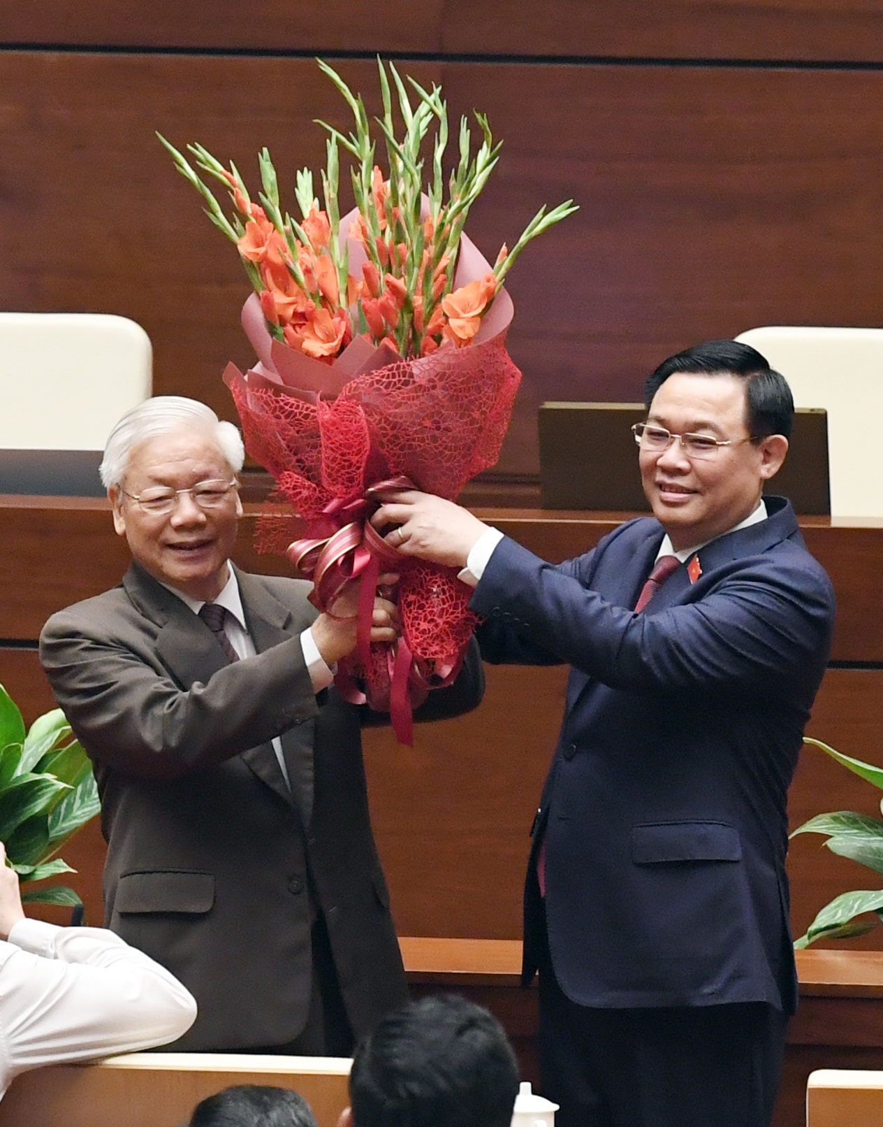 Chủ tịch Quốc hội Vương Đình Huệ tặng hoa chúc mừng đồng chí Nguyễn Phú Trọng