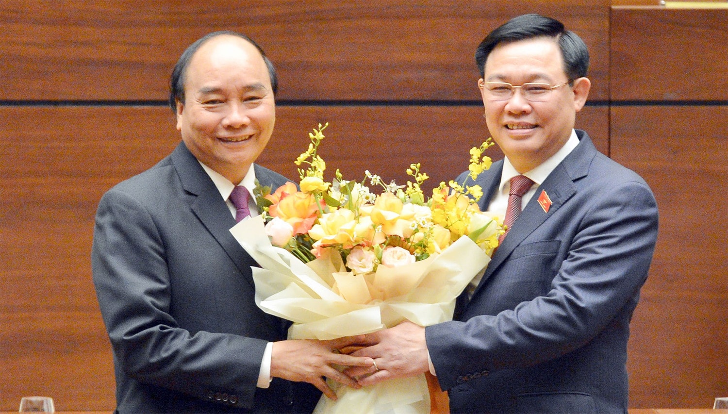 Chủ tịch Quốc hội Vương Đình Huệ chúc mừng đồng chí Nguyễn Xuân Phúc hoàn thành xuất sắc nhiệm vụ