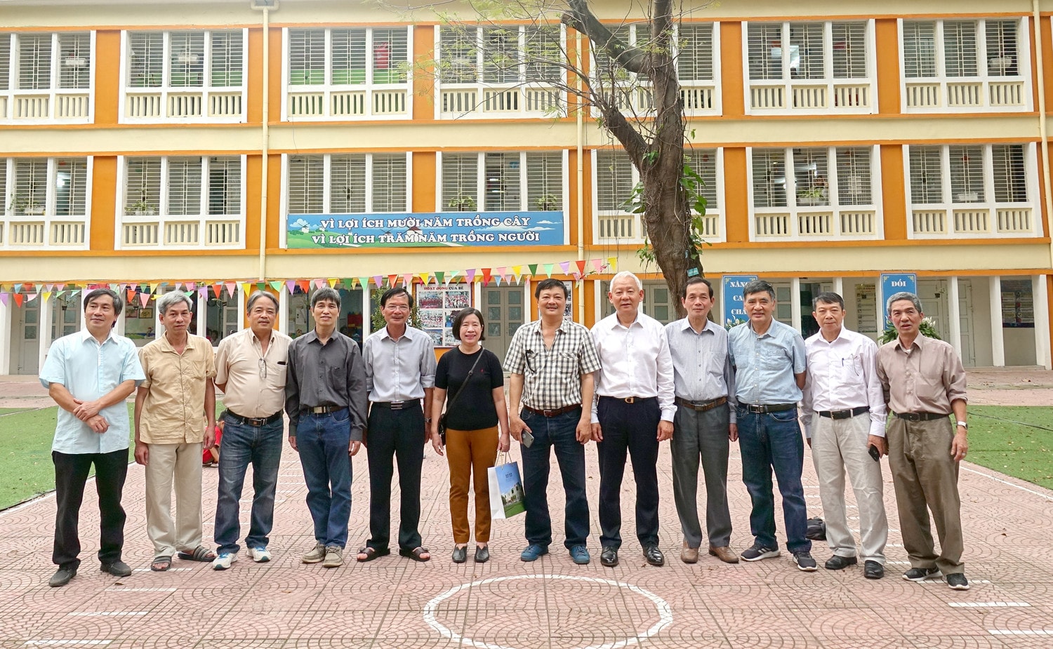 	Nhóm học sinh lớp 7B Trường phổ thông cấp 2 Nguyễn Công Trứ niên khóa 1969 - 1970 về thăm trường cũ ngày 31.3.2021