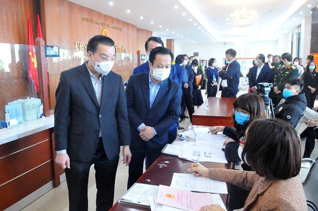 Chủ tịch UBND TP Hà Nội Chu Ngọc Anh kiểm tra công vụ tại bộ phận Một cửa UBND quận Bắc Từ Liêm Nguồn ITN